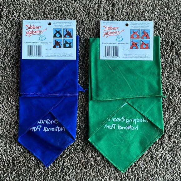 2 Dog Bandannas 💥NWT💥 - Picture 2 of 8